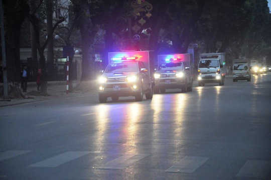 Đoàn xe đưa ông Đinh La Thăng và đồng phạm tới tòa nghe tuyên án