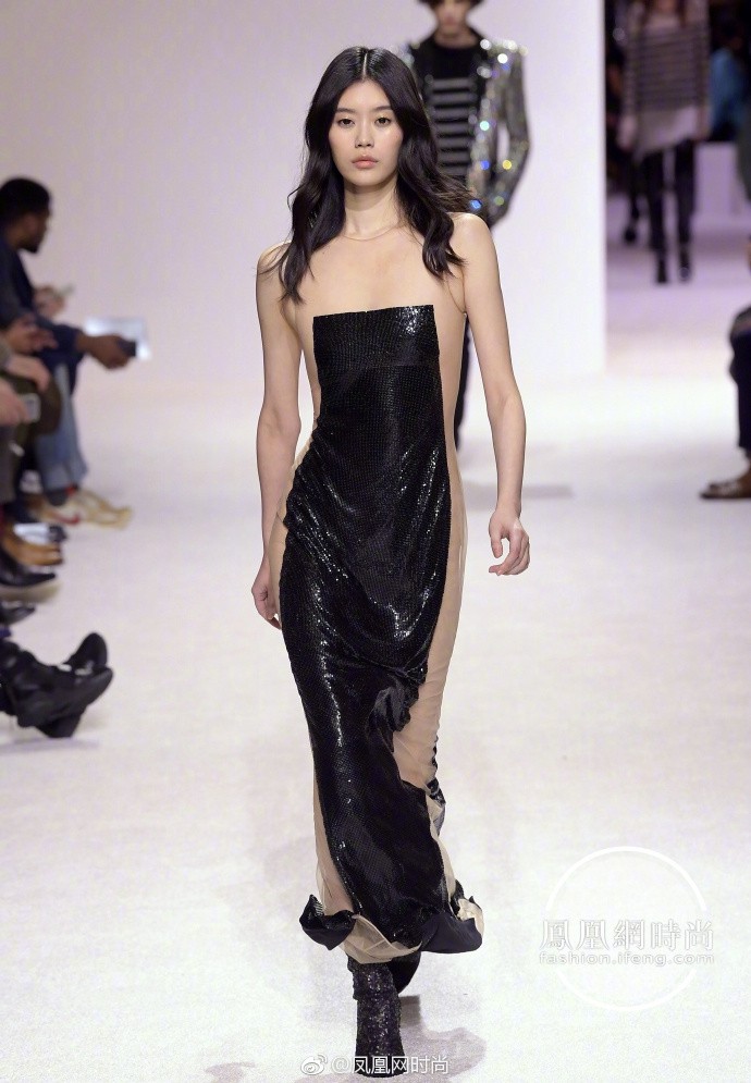 Tuyên bố giải nghệ đúng là nói suông, Ming Xi catwalk trở lại sau cú ngã sấp mặt tại Victorias Secret Tuyên bố giải nghệ đúng là nói suông, Ming Xi catwalk trở lại sau cú ngã sấp mặt tại Victorias Secret