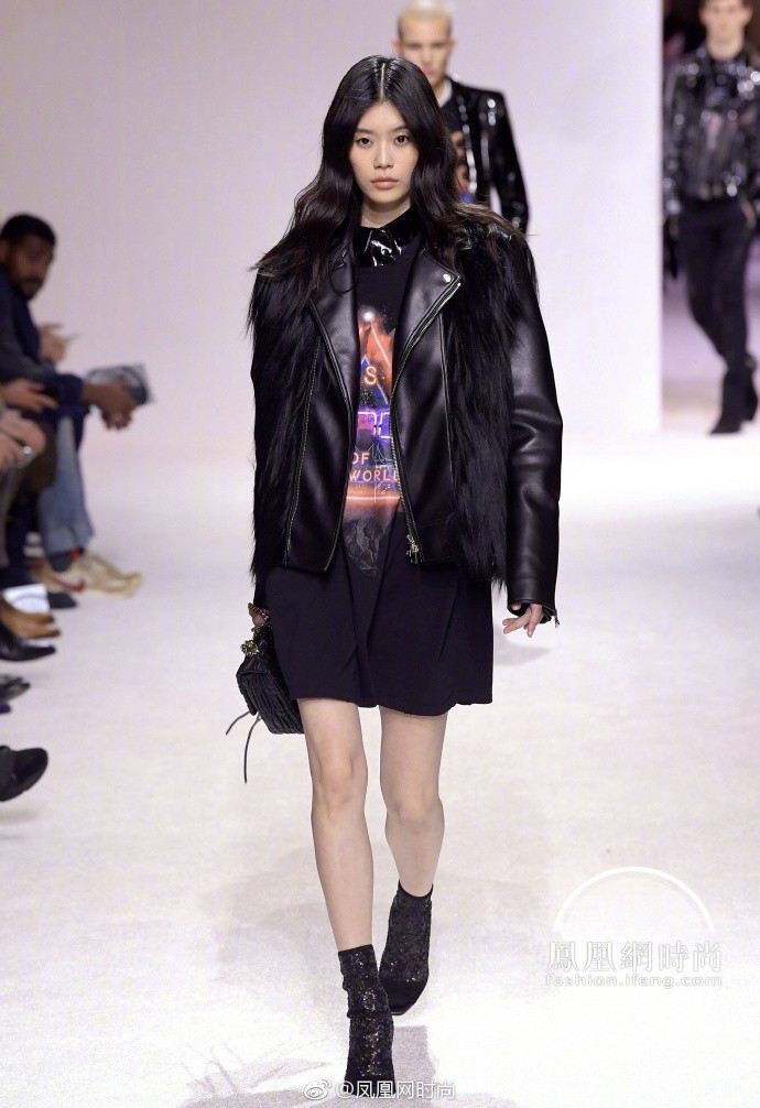 Tuyên bố giải nghệ đúng là nói suông, Ming Xi catwalk trở lại sau cú ngã sấp mặt tại Victorias Secret Tuyên bố giải nghệ đúng là nói suông, Ming Xi catwalk trở lại sau cú ngã sấp mặt tại Victorias Secret