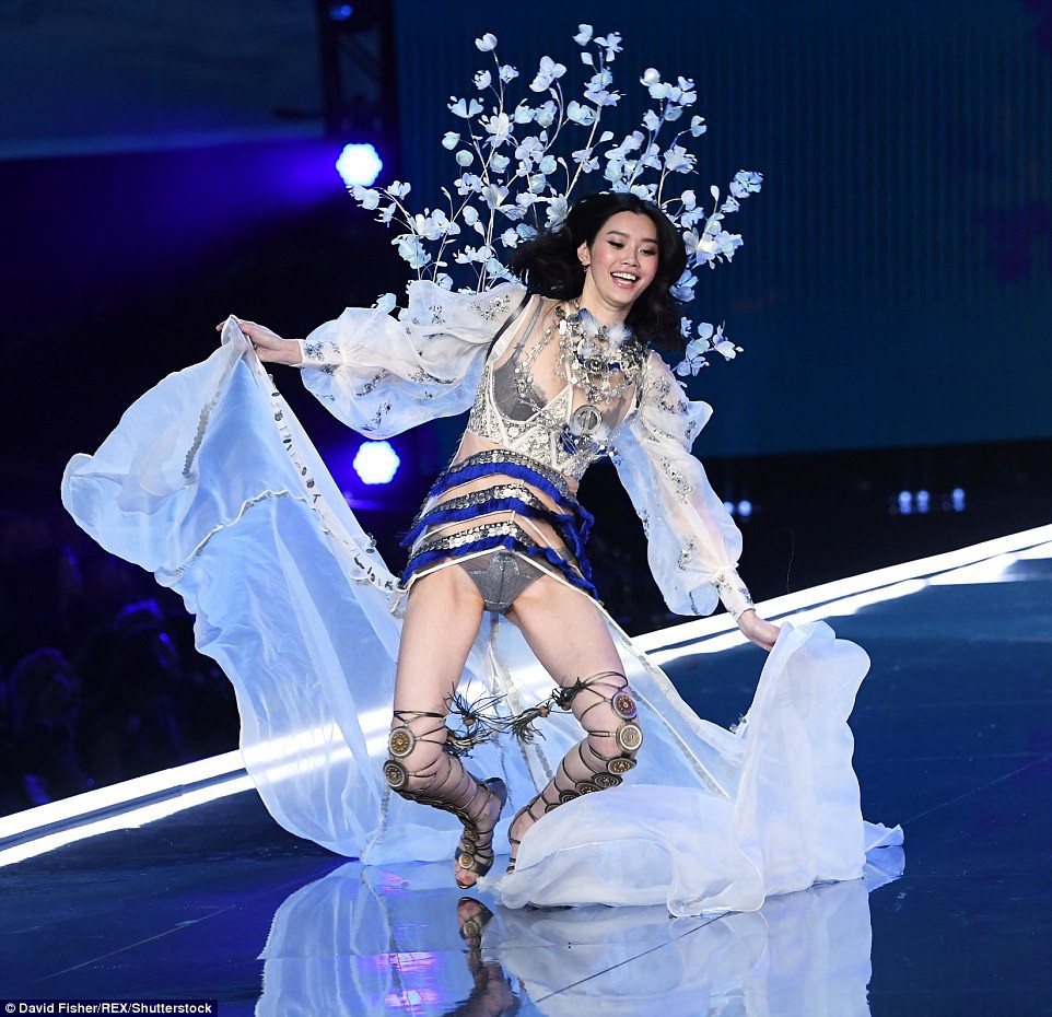 Tuyên bố giải nghệ đúng là nói suông, Ming Xi catwalk trở lại sau cú ngã sấp mặt tại Victorias Secret