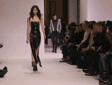 Tuyên bố giải nghệ đúng là nói suông, Ming Xi catwalk trở lại sau cú ngã sấp mặt tại Victorias Secret Tuyên bố giải nghệ đúng là nói suông, Ming Xi catwalk trở lại sau cú ngã sấp mặt tại Victorias Secret