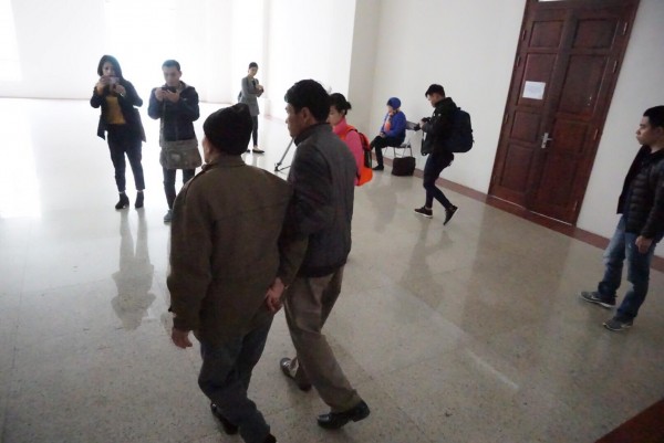 Đối tượng 79 tuổi hiếp dâm bé gái tỏ ra mệt mỏi, nằm gục ở ghế chờ phiên xử phúc thẩm