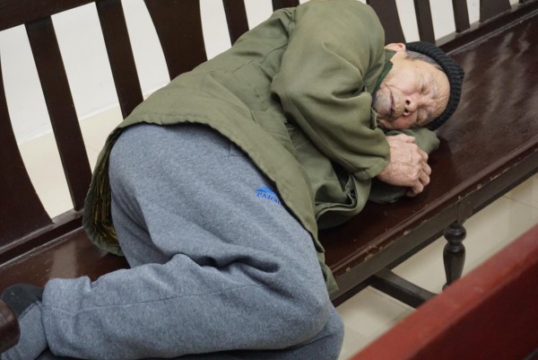 Đối tượng 79 tuổi hiếp dâm bé gái tỏ ra mệt mỏi, nằm gục ở ghế chờ phiên xử phúc thẩm