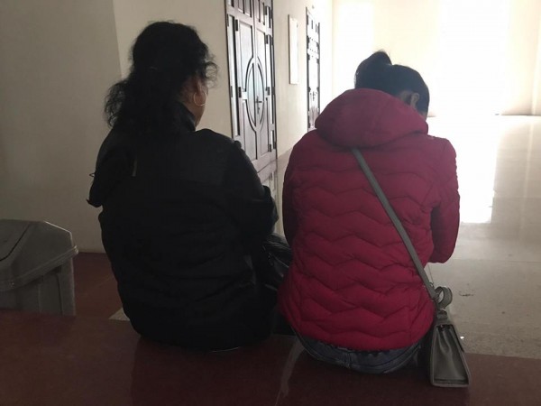 Đối tượng 79 tuổi hiếp dâm bé gái tỏ ra mệt mỏi, nằm gục ở ghế chờ phiên xử phúc thẩm