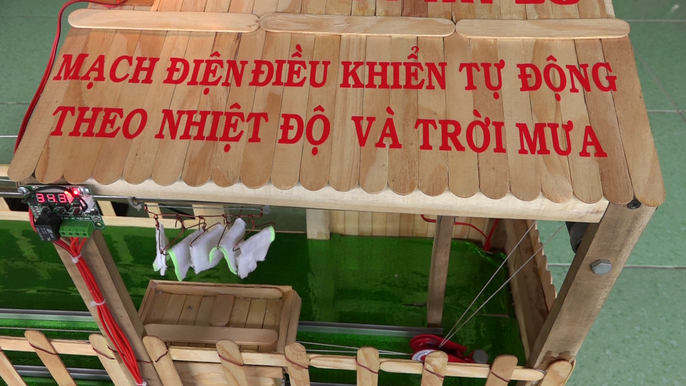 Học sinh vùng sâu sáng chế ra giàn phơi quần áo, nông sản tự động