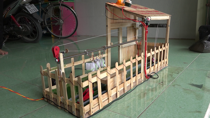 Học sinh vùng sâu sáng chế ra giàn phơi quần áo, nông sản tự động