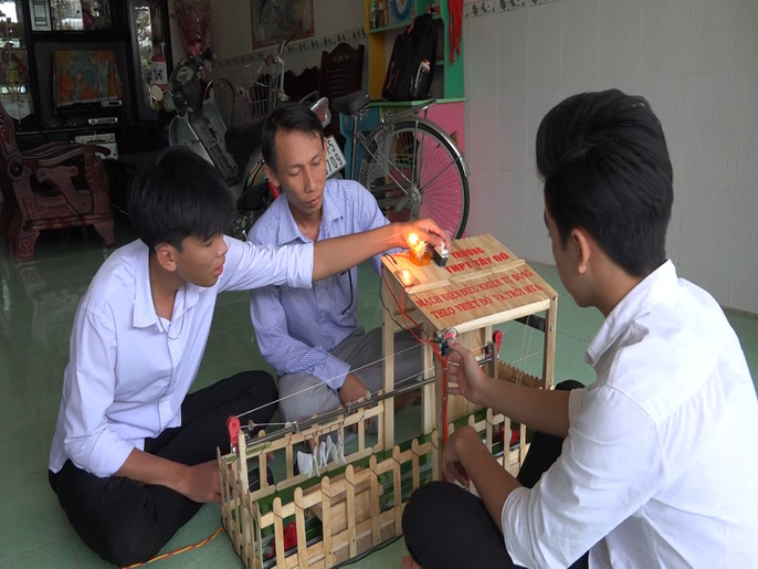 Học sinh vùng sâu sáng chế ra giàn phơi quần áo, nông sản tự động Học sinh vùng sâu sáng chế ra giàn phơi quần áo, nông sản tự động