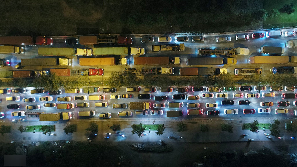 Đoạn đường 8 km đi mất 6 tiếng: Cảng lớn nhất nước nằm trong đô thị?