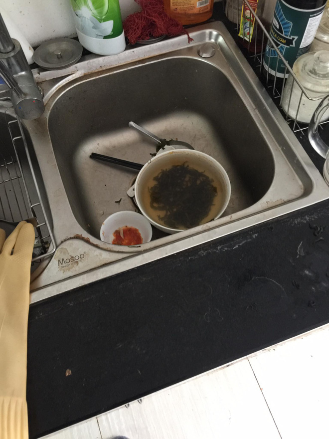 Ông chồng ở bẩn nhất năm, gọi vợ từ quê lên để dọn hộ đống rác mình bày ra