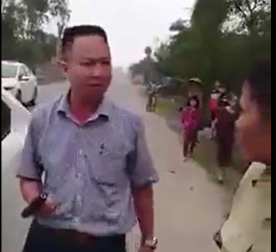 Tài xế rút súng dọa bắn người dân sau va chạm giao thông