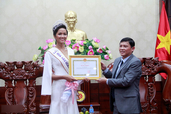 Người dân Ê Đê lái xe máy cày đến đón Hoa hậu H’Hen Niê