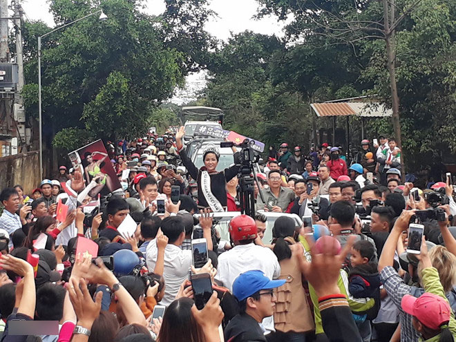 Người dân Ê Đê lái xe máy cày đến đón Hoa hậu H’Hen Niê