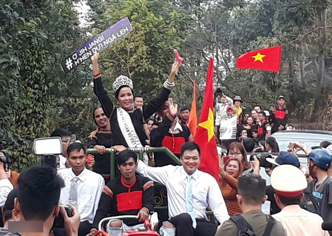 Người dân Ê Đê lái xe máy cày đến đón Hoa hậu H’Hen Niê