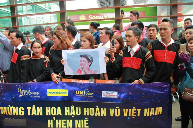 Người dân Ê Đê lái xe máy cày đến đón Hoa hậu H’Hen Niê