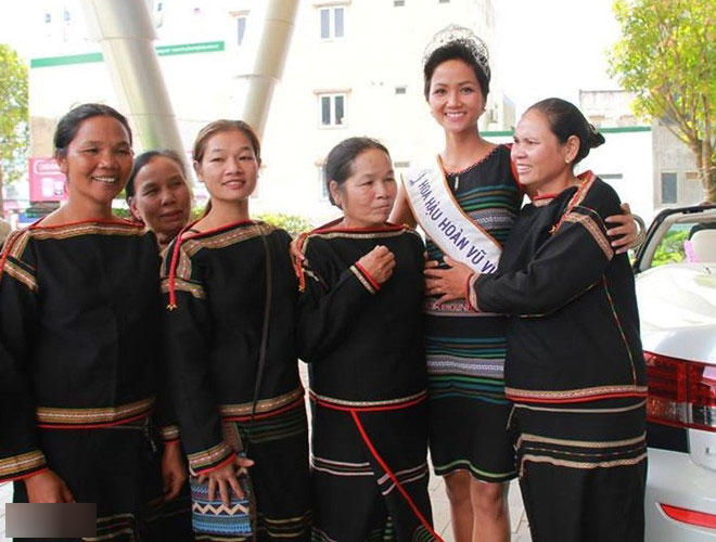 Người dân Ê Đê lái xe máy cày đến đón Hoa hậu H’Hen Niê