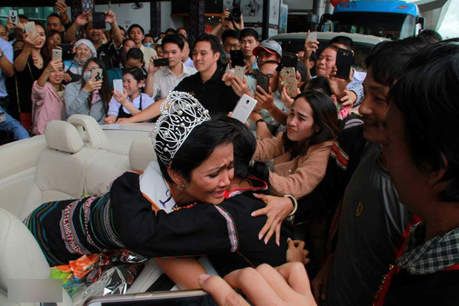 Người dân Ê Đê lái xe máy cày đến đón Hoa hậu H’Hen Niê