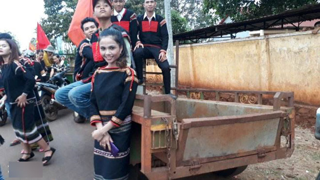 Người dân Ê Đê lái xe máy cày đến đón Hoa hậu H’Hen Niê