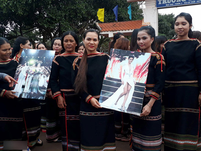 Người dân Ê Đê lái xe máy cày đến đón Hoa hậu H’Hen Niê