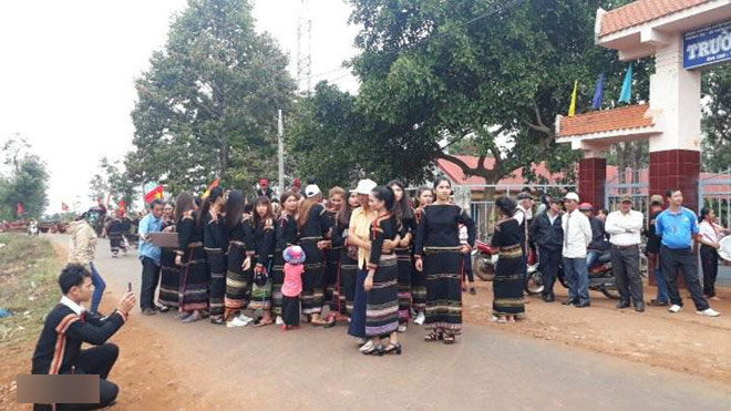 Người dân Ê Đê lái xe máy cày đến đón Hoa hậu H’Hen Niê