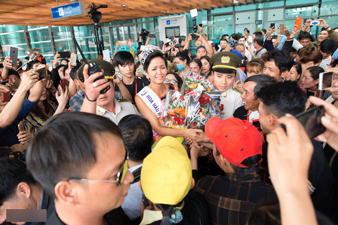 Người dân Ê Đê lái xe máy cày đến đón Hoa hậu H’Hen Niê