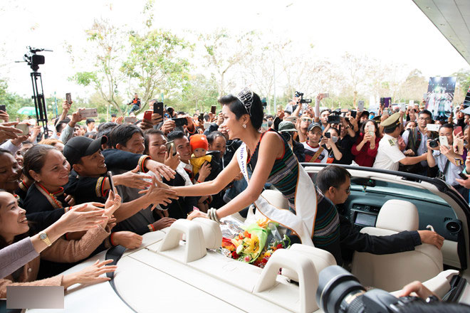 Người dân Ê Đê lái xe máy cày đến đón Hoa hậu H’Hen Niê