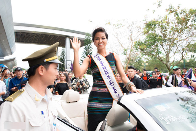 Người dân Ê Đê lái xe máy cày đến đón Hoa hậu H’Hen Niê