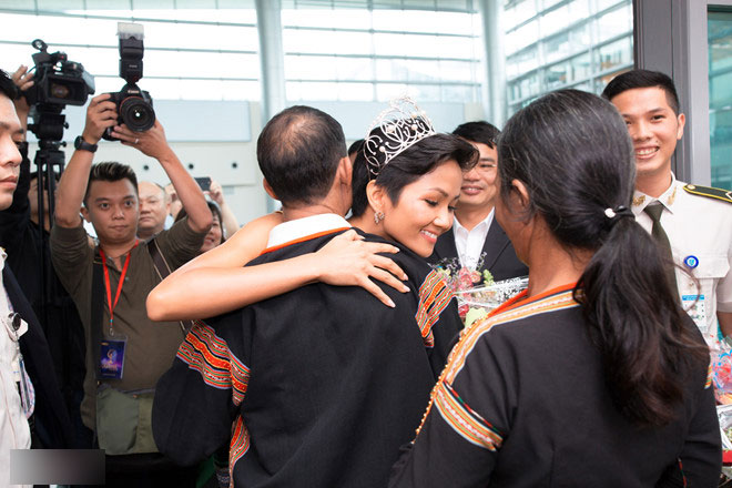 Người dân Ê Đê lái xe máy cày đến đón Hoa hậu H’Hen Niê