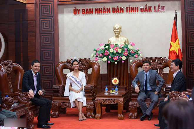 Người dân Ê Đê lái xe máy cày đến đón Hoa hậu H’Hen Niê