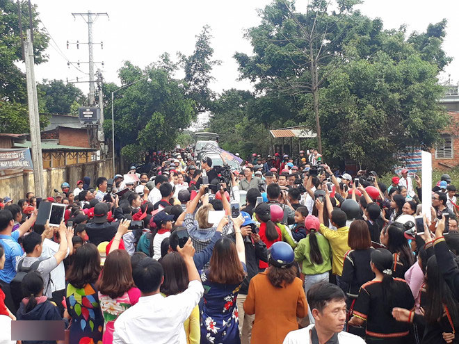 Người dân Ê Đê lái xe máy cày đến đón Hoa hậu H’Hen Niê