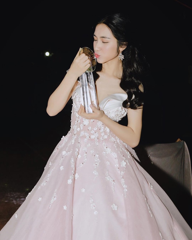 Có bạn trai mới, Hòa Minzy đối xử thế nào với hình xăm Công Phượng?