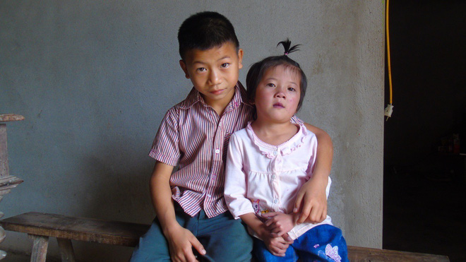 Biết tin hai con mắc bệnh hiểm nghèo, chồng bỏ đi biệt tích, còn đe dọa vợ con không được tìm về nhà nội vì sợ liên lụy