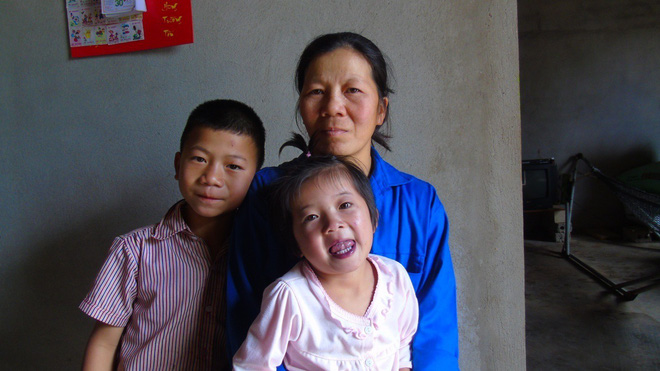 Biết tin hai con mắc bệnh hiểm nghèo, chồng bỏ đi biệt tích, còn đe dọa vợ con không được tìm về nhà nội vì sợ liên lụy