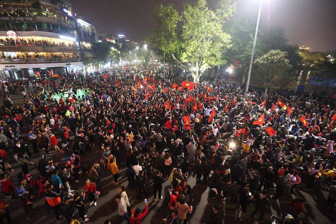 Câu chuyện của anh chồng vẫn lau nhà nấu cơm khi tuyển U23 VN đá tứ kết khiến dân mạng chia làm 2 phe