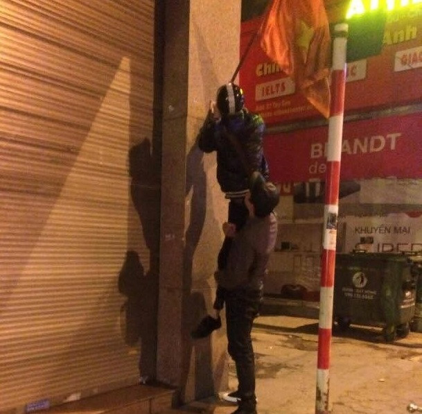 Hai chàng trai mượn tạm cờ đi cổ vũ U23 Việt Nam và lời hứa trả lại