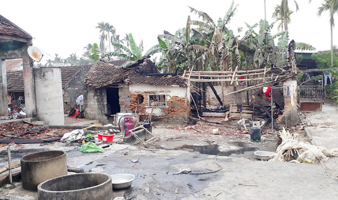 Người cha thất thần nhìn ngôi nhà bị con trai phóng hỏa