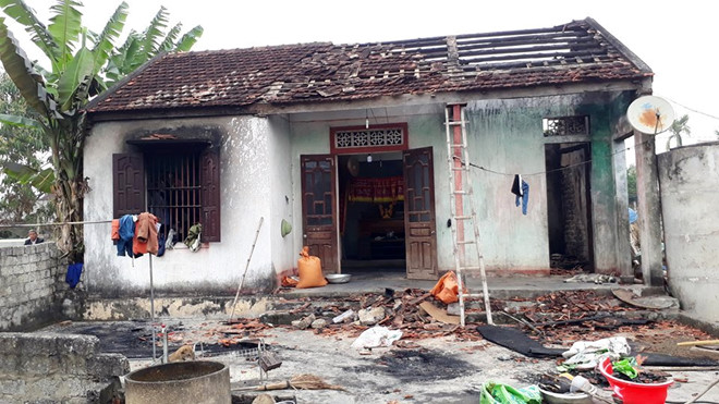 Người cha thất thần nhìn ngôi nhà bị con trai phóng hỏa