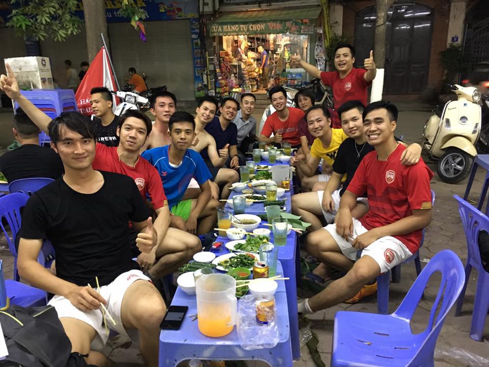 Đã tìm ra ông bố dễ thương trong clip cắn chặt khăn cổ vũ U23 Việt Nam chiến thắng vì sợ con thức