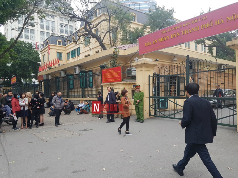 Vì sao ông Phùng Đình Thực bị tuyên 9 năm tù vẫn rời tòa một mình?