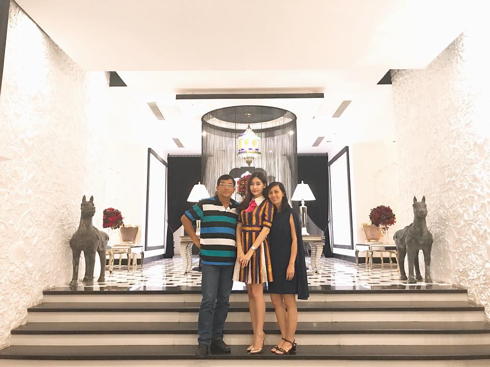 Trước nguy cơ bị thu hồi vương miện Hoa hậu, Lê Âu Ngân Anh vẫn hạnh phúc đón tuổi mới bên gia đình