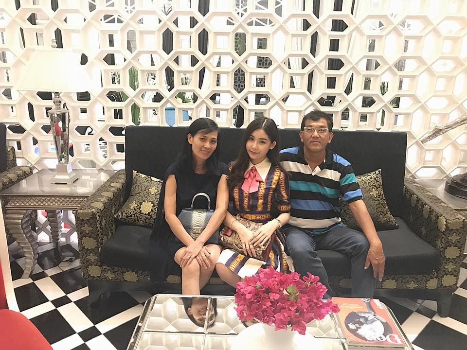 Trước nguy cơ bị thu hồi vương miện Hoa hậu, Lê Âu Ngân Anh vẫn hạnh phúc đón tuổi mới bên gia đình