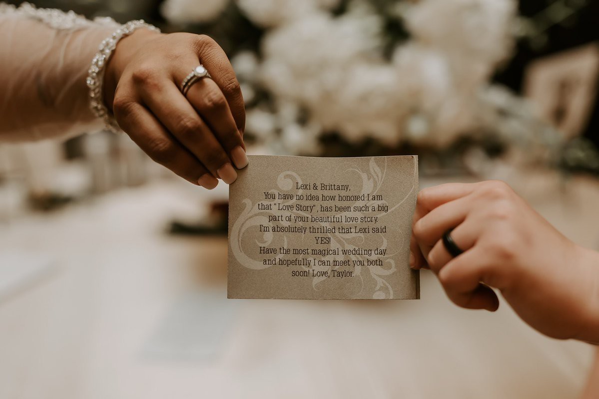 Ngọt ngào như Taylor Swift: Gửi cả thiệp và hoa chúc mừng 2 fan nữ vừa kết hôn đồng giới