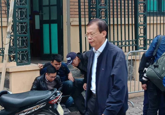 Phiên xử Đinh La Thăng: Ông Phùng Đình Thực đi bộ rời tòa sau tuyên án