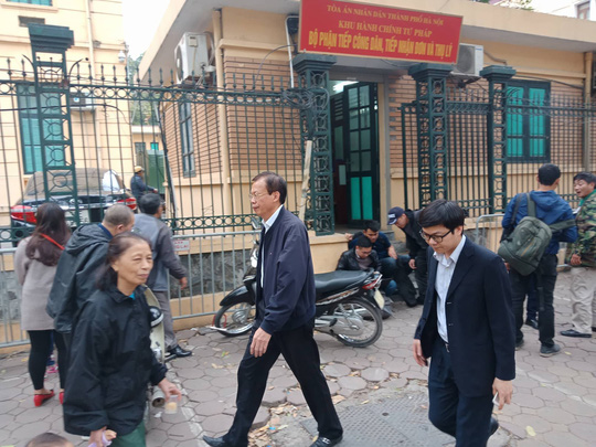Phiên xử Đinh La Thăng: Ông Phùng Đình Thực đi bộ rời tòa sau tuyên án Phiên xử Đinh La Thăng: Ông Phùng Đình Thực đi bộ rời tòa sau tuyên án