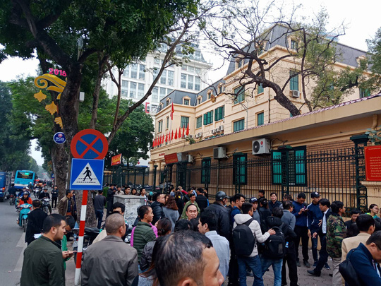 Phiên xử Đinh La Thăng: Ông Phùng Đình Thực đi bộ rời tòa sau tuyên án