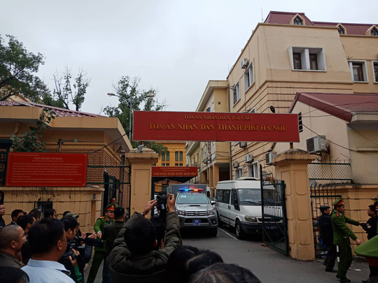 Phiên xử Đinh La Thăng: Ông Phùng Đình Thực đi bộ rời tòa sau tuyên án