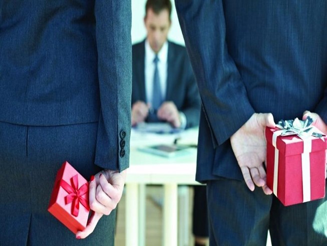 Cấm tặng quà cấp trên, tranh thủ cấp dưới dịp Tết Cấm tặng quà cấp trên, tranh thủ cấp dưới dịp Tết