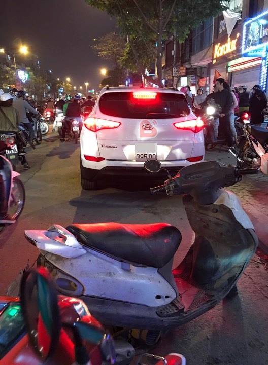 Hà Nội: Bắt quả tang chồng đi với bồ trên ô tô, vợ đi xe máy cũ kĩ đến đánh ghen ngay trên phố