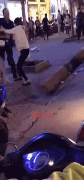 Hà Nội: Bắt quả tang chồng đi với bồ trên ô tô, vợ đi xe máy cũ kĩ đến đánh ghen ngay trên phố