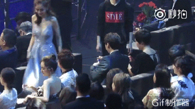 Dương Mịch cười lớn khi Angela Baby suýt ngã sấp mặt