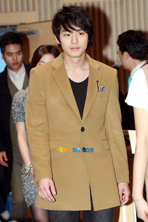 10 năm sự nghiệp mờ nhạt của em trai Ha Ji Won trước khi tự tử